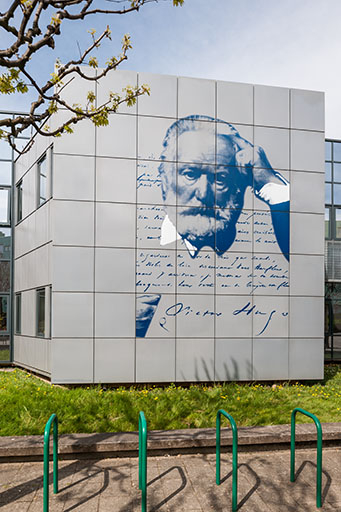 Donnant sur la place devant le lycée, la façade sud-est décorée à l'effigie de Victor Hugo. © Jérôme Mongreville / Région Bourgogne-Franche-Comté, Inventaire du patrimoine - 2014