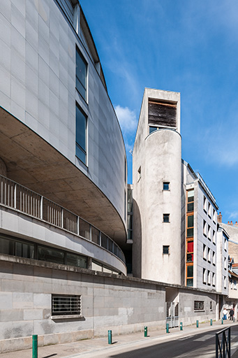 Vue tangentielle depuis la rue d'Arènes de l'internat de filles et du pignon sud de l'externat. © Jérôme Mongreville / Région Bourgogne-Franche-Comté, Inventaire du patrimoine - 2014