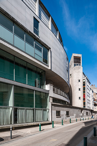 Vue tangentielle depuis la rue d'Arènes de l'internat de filles et du pignon sud de l'externat. © Jérôme Mongreville / Région Bourgogne-Franche-Comté, Inventaire du patrimoine - 2014