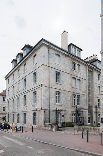 Angle nord-ouest et façade du pavillon des officiers est donnant sur la place Marulaz. © Jérôme Mongreville / Région Bourgogne-Franche-Comté, Inventaire du patrimoine - 2014