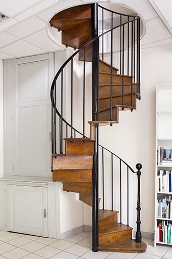 Entrepôt, rez-de-chaussée : escalier en vis pour l'accès à l'étage. © Sonia Dourlot / Région Bourgogne-Franche-Comté, Inventaire du patrimoine - 2014 Entrepôt, rez-de-chaussée : escalier en vis pour l'accès à l'étage. © Sonia Dourlot / Région Bourgogne-Franche-Comté, Inventaire du patrimoine - 2014