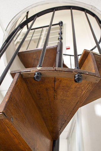 Entrepôt, rez-de-chaussée : escalier en vis, vu en contre-plongée. © Sonia Dourlot / Région Bourgogne-Franche-Comté, Inventaire du patrimoine - 2014 Entrepôt, rez-de-chaussée : escalier en vis, vu en contre-plongée. © Sonia Dourlot / Région Bourgogne-Franche-Comté, Inventaire du patrimoine - 2014