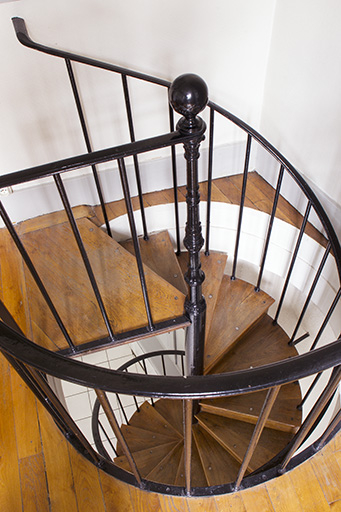 Entrepôt, rez-de-chaussée : escalier en vis, vu en plongée. © Sonia Dourlot / Région Bourgogne-Franche-Comté, Inventaire du patrimoine - 2014 Entrepôt, rez-de-chaussée : escalier en vis, vu en plongée. © Sonia Dourlot / Région Bourgogne-Franche-Comté, Inventaire du patrimoine - 2014