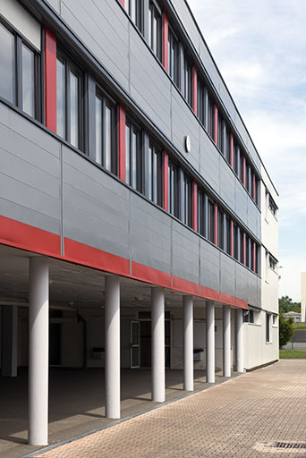 Vue sur le préau et l'externat fermant la cour au nord. © Mary Ruffinoni / Région Bourgogne-Franche-Comté, Inventaire du patrimoine - 2014