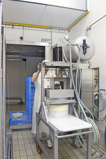 Fabrication : démoulage des comtés. © Sonia Dourlot / Région Bourgogne-Franche-Comté, Inventaire du patrimoine - 2014