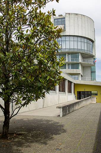 La tour vue entre les façades de l'externat depuis le sud-ouest. © Sonia Dourlot / Région Bourgogne-Franche-Comté, Inventaire du patrimoine - 2014