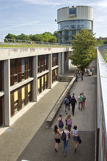 Vue vers l'est de l'allée entre les bâtiments d'externat. © Sonia Dourlot / Région Bourgogne-Franche-Comté, Inventaire du patrimoine - 2014