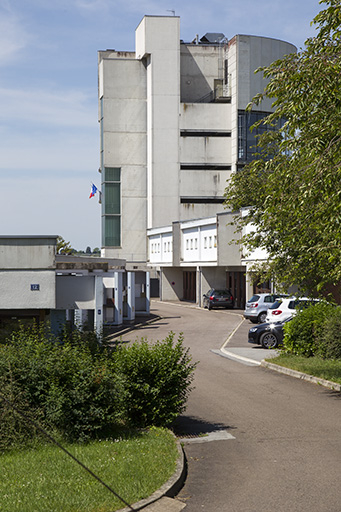 Façades antérieures -nord- des logements et vue depuis le nord-est sur le bâtiment "agencement" ainsi que sur la tour centrale. © Sonia Dourlot / Région Bourgogne-Franche-Comté, Inventaire du patrimoine - 2014