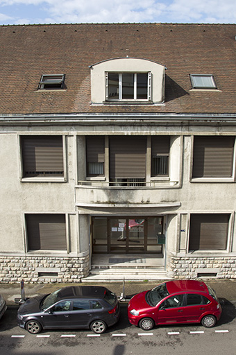 Siège de la Caisse régionale de Crédit agricole : vue plongeante sur l'entrée principale (côté rue Delavelle). © Sonia Dourlot / Région Bourgogne-Franche-Comté, Inventaire du patrimoine - 2014 Siège de la Caisse régionale de Crédit agricole : vue plongeante sur l'entrée principale (côté rue Delavelle). © Sonia Dourlot / Région Bourgogne-Franche-Comté, Inventaire du patrimoine - 2014