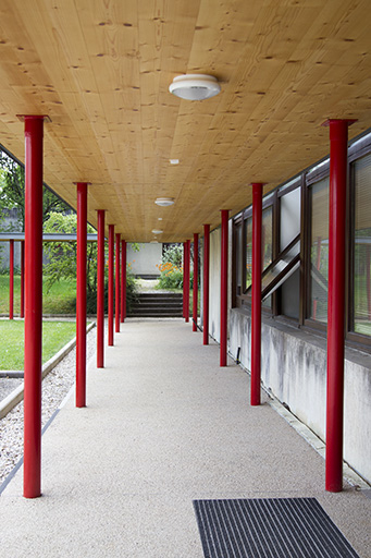 Le long de la façade antérieure est de l'administration. © Sonia Dourlot / Région Bourgogne-Franche-Comté, Inventaire du patrimoine - 2014