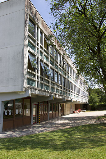 Vue de profil, du nord-ouest, de la façade postérieure - ouest - de l'externat. © Sonia Dourlot / Région Bourgogne-Franche-Comté, Inventaire du patrimoine - 2014