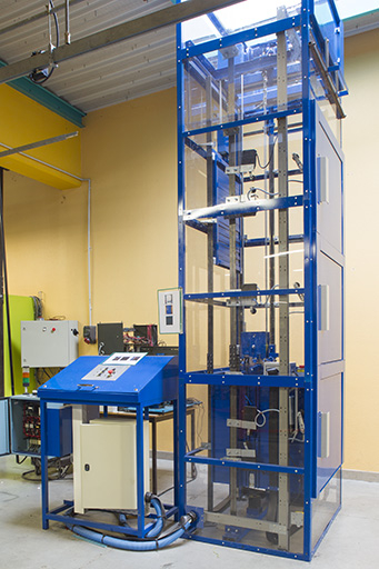 Intérieur de l'atelier des formations d'ascensoriste.  © Sonia Dourlot / Région Bourgogne-Franche-Comté, Inventaire du patrimoine - 2014