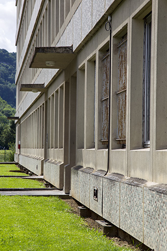 Détail du rez-de-chaussée de la façade antérieure de l'internat. © Sonia Dourlot / Région Bourgogne-Franche-Comté, Inventaire du patrimoine - 2014