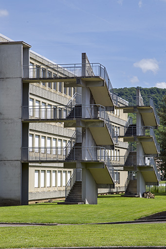 Les deux escaliers de secours sur la façade postérieure ouest de l'internat, vus du nord-ouest. © Sonia Dourlot / Région Bourgogne-Franche-Comté, Inventaire du patrimoine - 2014