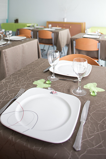 Détail de table de restaurant d'application dans le bâtiment d'enseignement bio services. © Sonia Dourlot / Région Bourgogne-Franche-Comté, Inventaire du patrimoine - 2014