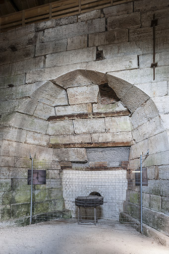Base du haut fourneau (côté sud) et ouverture de la soufflerie. © Jérôme Mongreville / Région Bourgogne-Franche-Comté, Inventaire du patrimoine - 2014
