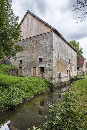 Canal de fuite longeant la façade sud du bâtiment du haut fourneau. © Jérôme Mongreville / Région Bourgogne-Franche-Comté, Inventaire du patrimoine - 2014