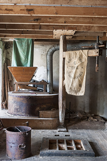 Rez-de-chaussée : une meule et sa potence. © Jérôme Mongreville / Région Bourgogne-Franche-Comté, Inventaire du patrimoine - 2014