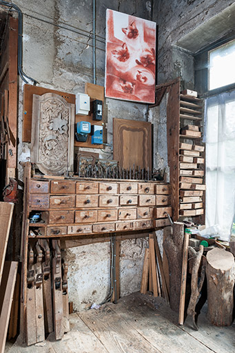 Atelier au rez-de-chaussée surélevé : meuble à tiroirs. © Jérôme Mongreville / Région Bourgogne-Franche-Comté, Inventaire du patrimoine - 2014