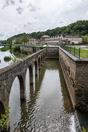Ancien canal de fuite et atelier au second plan. © Jérôme Mongreville / Région Bourgogne-Franche-Comté, Inventaire du patrimoine - 2014