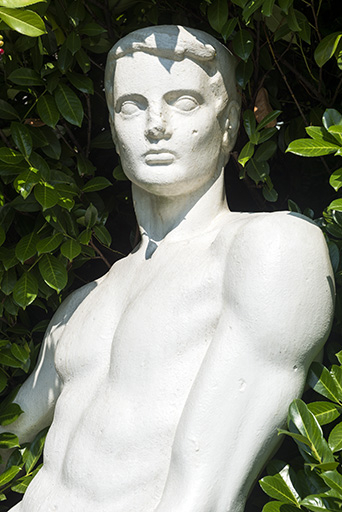 Détail : torse. © Mary Ruffinoni / Région Bourgogne-Franche-Comté, Inventaire du patrimoine - 2014