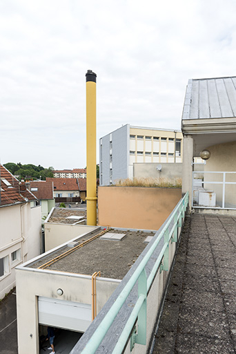 Depuis la terrasse, vue sur l'extrémité sud des bâtiments et la chaufferie. © Mary Ruffinoni / Région Bourgogne-Franche-Comté, Inventaire du patrimoine - 2014