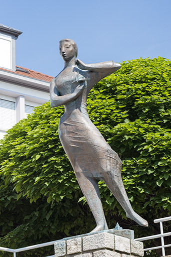 Sculpture de Georges Oudot intitulée La messagère de l'esprit, dite "Simone", dite Mlle Félix, vue de trois quart est. © Mary Ruffinoni / Région Bourgogne-Franche-Comté, Inventaire du patrimoine - 2014