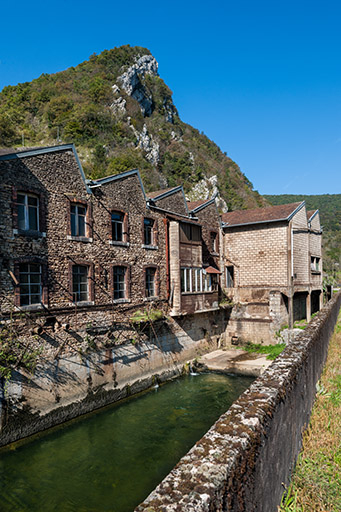 Façade est des ateliers et bâtiment d'eau (turbine). © Jérôme Mongreville / Région Bourgogne-Franche-Comté, Inventaire du patrimoine - 2014