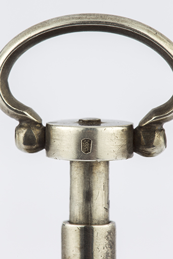 Poinçon de Neuchâtel sur la tête du pendant. © Sonia Dourlot / Région Bourgogne-Franche-Comté, Inventaire du patrimoine - 2014