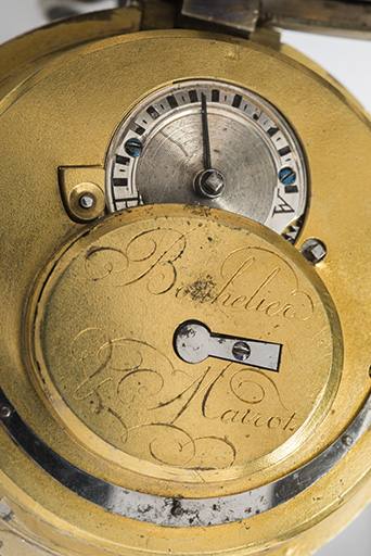 Noms Bouhelier et Mairot gravés sur le coq. © Sonia Dourlot / Région Bourgogne-Franche-Comté, Inventaire du patrimoine - 2014