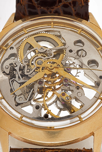 Face supérieure, de trois quarts (le remontoir est à gauche). © Sonia Dourlot / Région Bourgogne-Franche-Comté, Inventaire du patrimoine - 2014