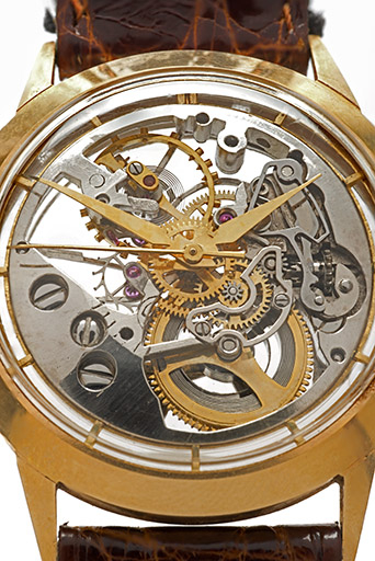 Face supérieure, de trois quarts (le remontoir est à droite). © Sonia Dourlot / Région Bourgogne-Franche-Comté, Inventaire du patrimoine - 2014