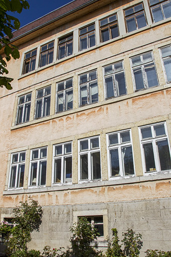 Usine : façade antérieure, vue en contre-plongée. © Sonia Dourlot / Région Bourgogne-Franche-Comté, Inventaire du patrimoine - 2014