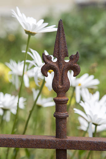 Détail de la grille du jardin. © Sonia Dourlot / Région Bourgogne-Franche-Comté, Inventaire du patrimoine - 2014 Détail de la grille du jardin. © Sonia Dourlot / Région Bourgogne-Franche-Comté, Inventaire du patrimoine - 2014
