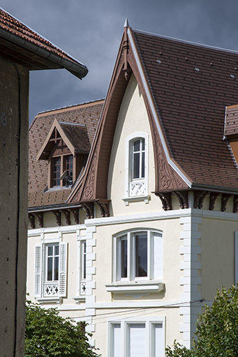 Logement patronal : étages supérieurs, toiture et pignon de la façade antérieure, vus de l'ouest. © Sonia Dourlot / Région Bourgogne-Franche-Comté, Inventaire du patrimoine - 2014 Logement patronal : étages supérieurs, toiture et pignon de la façade antérieure, vus de l'ouest. © Sonia Dourlot / Région Bourgogne-Franche-Comté, Inventaire du patrimoine - 2014