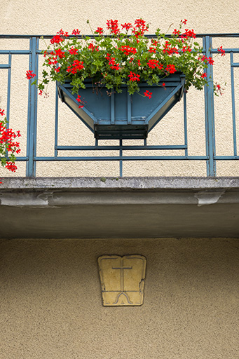 Corps de bâtiment principal, façade antérieure : pierre gravée d'une croix et grille du balcon. © Sonia Dourlot / Région Bourgogne-Franche-Comté, Inventaire du patrimoine - 2014