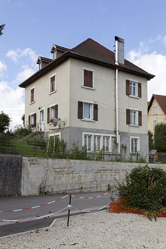 Vue d'ensemble, depuis l'est (façades antérieure et latérale droite). © Sonia Dourlot / Région Bourgogne-Franche-Comté, Inventaire du patrimoine - 2014