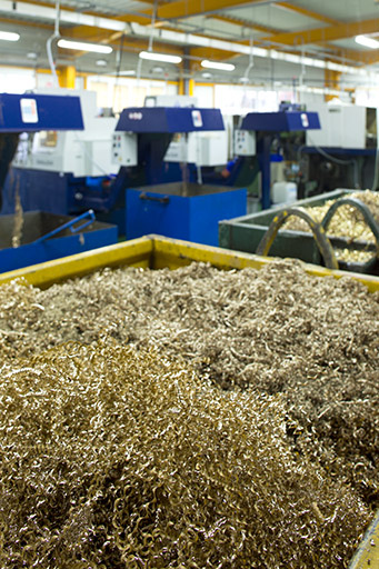 Copeaux de laiton issus du décolletage. © Sonia Dourlot / Région Bourgogne-Franche-Comté, Inventaire du patrimoine - 2014