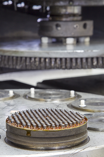 Atelier de polissage : plot monté sur une machine à polir à brosse. © Sonia Dourlot / Région Bourgogne-Franche-Comté, Inventaire du patrimoine - 2014