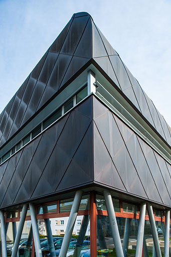 Détail de l'angle sud-ouest de la façade d'entrée sud sur rue de la halle de génie alimentaire. © Jérôme Mongreville / Région Bourgogne-Franche-Comté, Inventaire du patrimoine - 2014