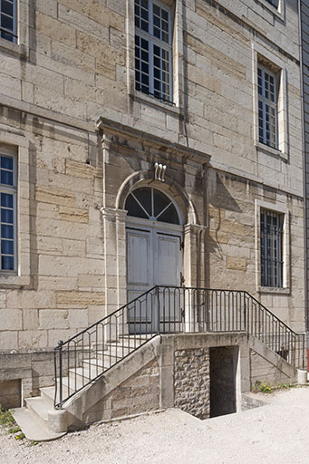 Portail de l'internat, pignon Est. © Jérôme Mongreville / Région Bourgogne-Franche-Comté, Inventaire du patrimoine - 2014 Portail de l'internat, pignon Est. © Jérôme Mongreville / Région Bourgogne-Franche-Comté, Inventaire du patrimoine - 2014