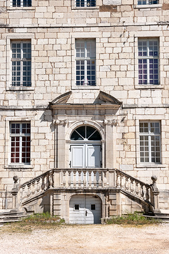 Ancien hôpital de la Charité, actuellement internat, portail d'entrée ouest. © Jérôme Mongreville / Région Bourgogne-Franche-Comté, Inventaire du patrimoine - 2014 Ancien hôpital de la Charité, actuellement internat, portail d'entrée ouest. © Jérôme Mongreville / Région Bourgogne-Franche-Comté, Inventaire du patrimoine - 2014