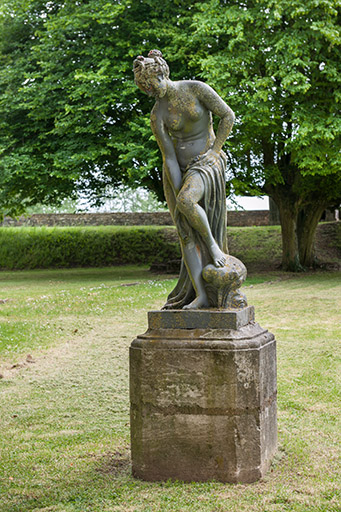 Vénus au bain, vue de face. © Jérôme Mongreville / Région Bourgogne-Franche-Comté, Inventaire du patrimoine - 2014 Vénus au bain, vue de face. © Jérôme Mongreville / Région Bourgogne-Franche-Comté, Inventaire du patrimoine - 2014