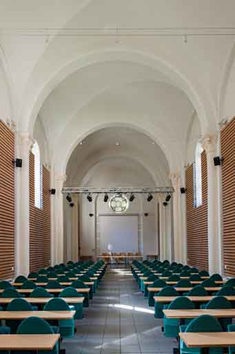 Vue intérieure de la chapelle depuis le porche d'entrée. © Jérôme Mongreville / Région Bourgogne-Franche-Comté, Inventaire du patrimoine - 2014