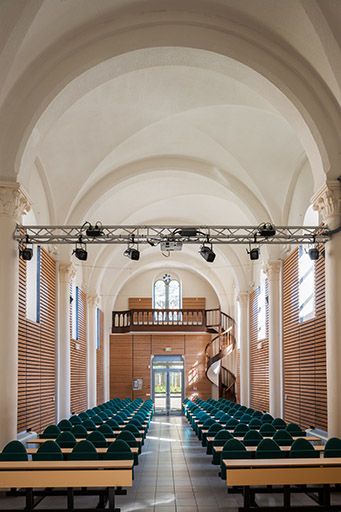 Vue intérieure de la chapelle depuis le chevet :  entrée et tribune, aménagement de la salle de conférence © Jérôme Mongreville / Région Bourgogne-Franche-Comté, Inventaire du patrimoine - 2014