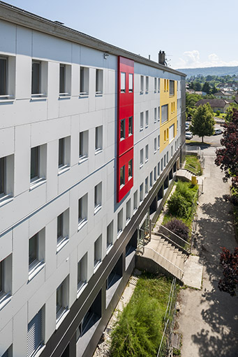 Façade antérieure de l'internat rénovée avec parement isolant. © Jérôme Mongreville / Région Bourgogne-Franche-Comté, Inventaire du patrimoine - 2014
