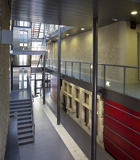 Hall et circulation interne entre l'entrée de la  place des déportés et les bâtiments des jacobins, présence de baies en accolade du XVIème siècle provenant du couvent des Jacobins. © Sonia Dourlot / Région Bourgogne-Franche-Comté, Inventaire du patrimoine - 2014