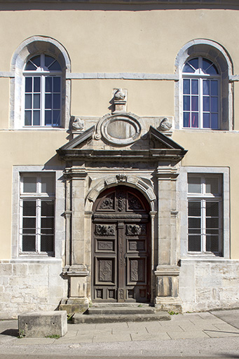 Site des oratoriens : façade Ouest sur la rue du collège, porte dite des anges. © Sonia Dourlot / Région Bourgogne-Franche-Comté, Inventaire du patrimoine - 2014 Site des oratoriens : façade Ouest sur la rue du collège, porte dite des anges. © Sonia Dourlot / Région Bourgogne-Franche-Comté, Inventaire du patrimoine - 2014