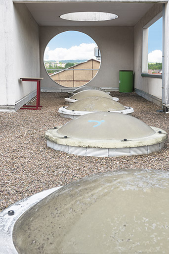 Sur la terrasse de l'externat semi-circulaire. © Mary Ruffinoni / Région Bourgogne-Franche-Comté, Inventaire du patrimoine - 2014