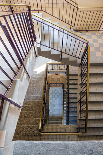 Escalier principal du bâtiment central du grand lycée. © Mary Ruffinoni / Région Bourgogne-Franche-Comté, Inventaire du patrimoine - 2014